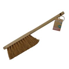 Balayette en fibres de coco et manche en bois brut
