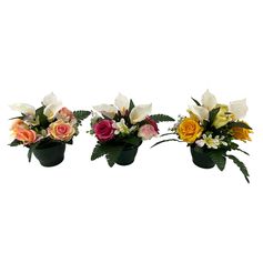 Composition de boutons de roses et arums 9 têtes polyester 23x25cm