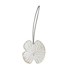 Embrasse aimantée en résine nénuphar blanc et or