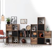 Salon avec étagères de rangement