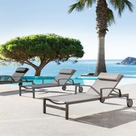 plusieurs transats gris avec coussin