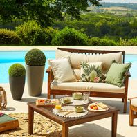Salon de jardin en bois avec piscine