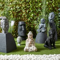 Statues Bouddha, samouraï et Moaï dans jardin