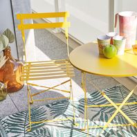 terrasse mobilier pliant jaune et tapis extérieur 