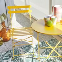 terrasse mobilier pliant jaune et tapis extérieur