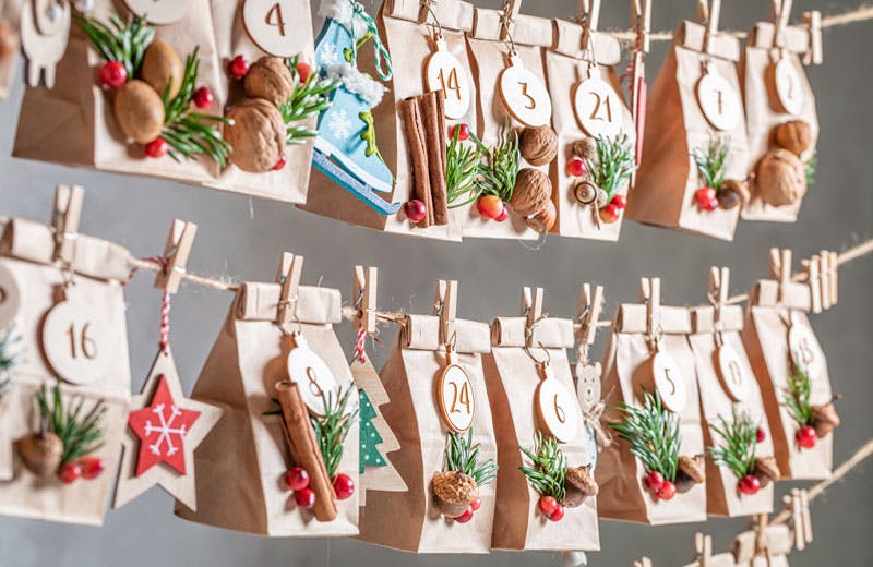 Calendrier De L'Avent à Remplir Soi-même - 24 Boîtes En Carton (7x7x7 Cm) + Corde De Suspension 4 M - Décoration De Noël
