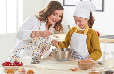 Noëmie Honiat et une petite fille pâtissent