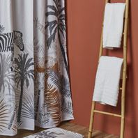 Rideau de douche jungle et échelle bambou avec serviettes blanches