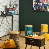 Loft mur en brique et poufs bidons colorés en métal