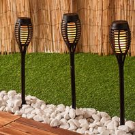 Trois torches solaires à planter