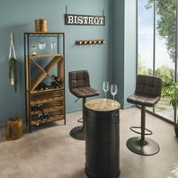 Meuble bois avec bouteilles et verres à vin, table bidon et tabourets de bar