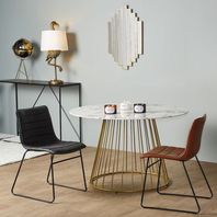 Table à manger effet marbre pieds dorés, chaises effet cuir et lampe animal doré