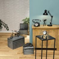 Salon avec décorations et boites en métal