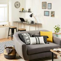 Salon avec canapé gris et bureau