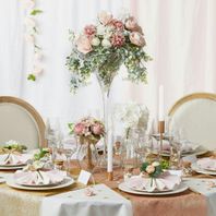 Table mariage avec centre de table verre martini avec feuilles et roses rose pâle