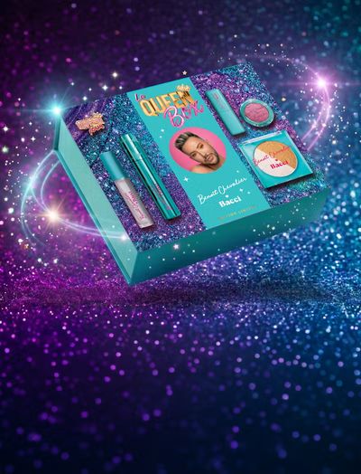 Le coffret Queen Box ouvert et Benoît Chevalier, sur un fond de paillettes violettes