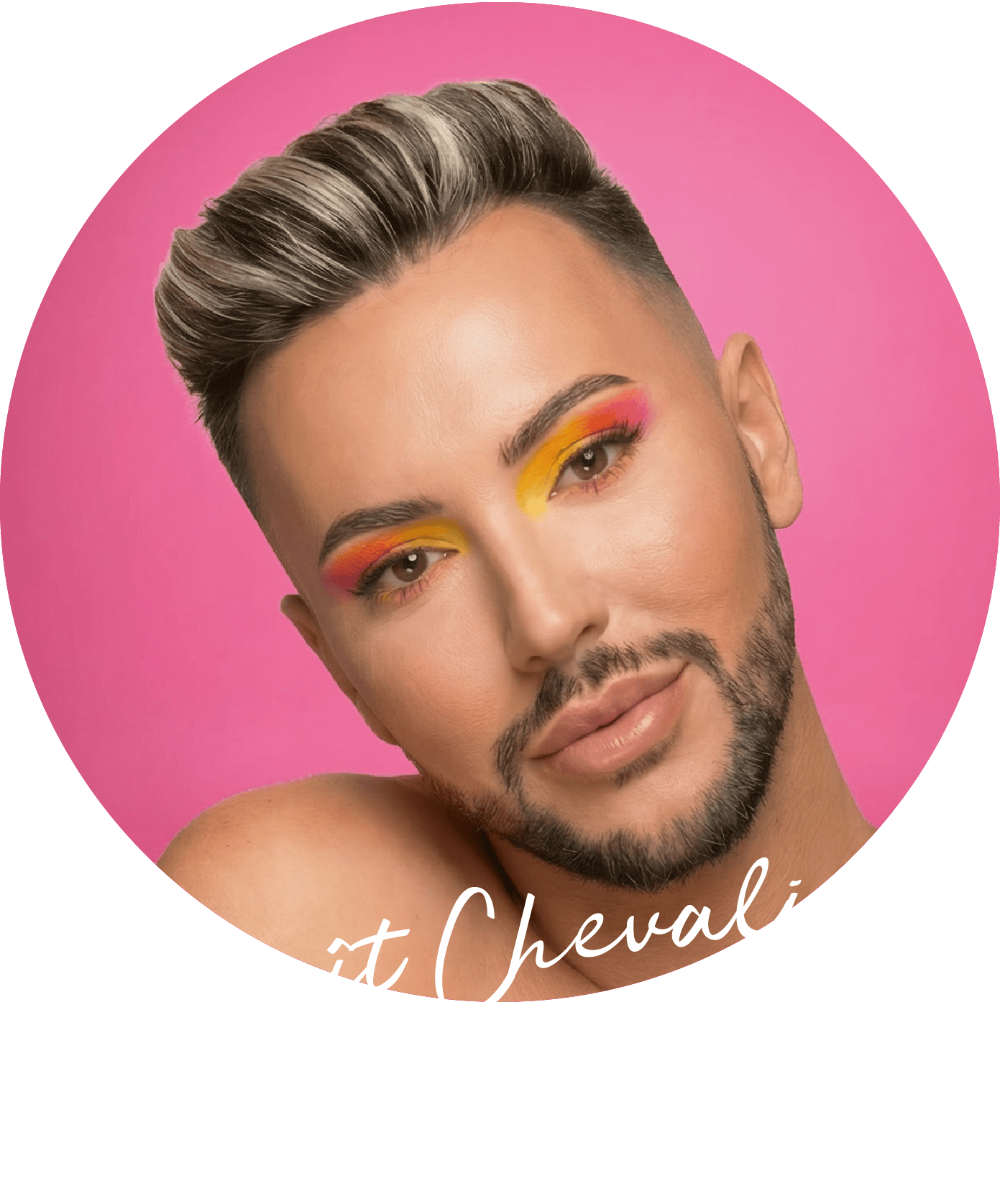 Benoît Chevalier en maquillage graphique orange et jaune, portrait sur fond rose