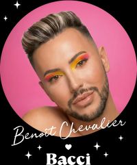 Benoît Chevalier en maquillage graphique orange et jaune, portrait sur fond rose