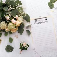 Roses blanches et checklist mariage