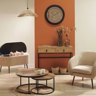 Salon avec déco beige et terracotta
