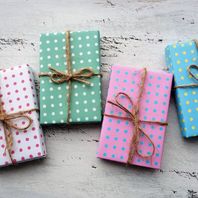 Quatre cadeaux emballés