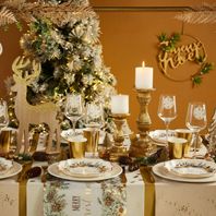 Table Noël déco nature, bougeoirs dorés, cerf en bois et vaisselle assortie