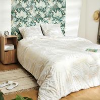 Chambre avec lit double parure beige à motifs losanges en surpiqure
