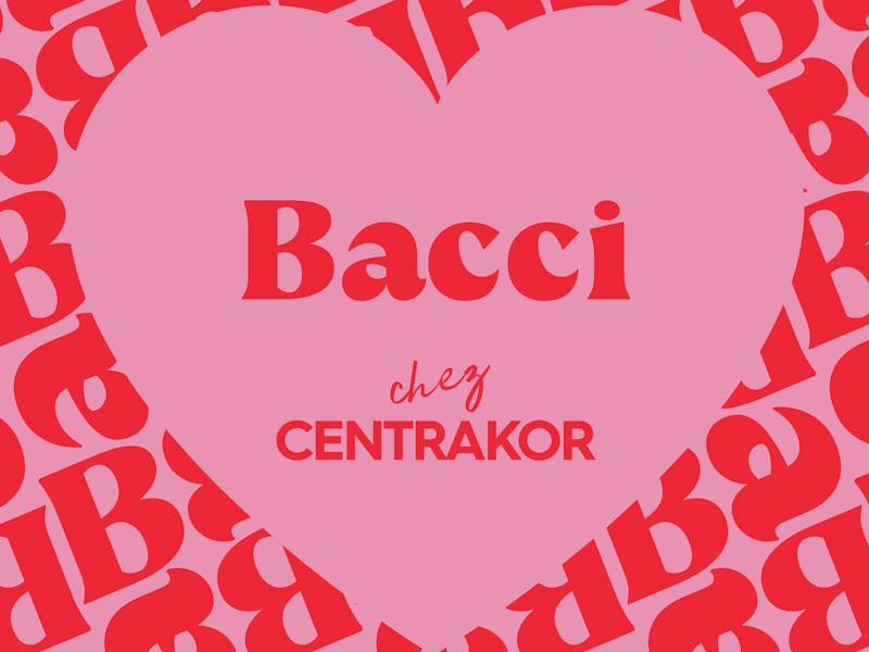Cœur rose « Bacci chez Centrakor » sur un motif de lettres B rouges