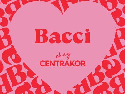 Cœur rose « Bacci chez Centrakor » sur un motif de lettres B rouges